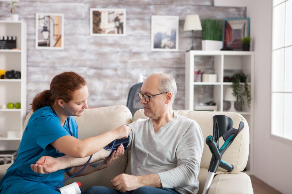 Nurse assisting a senior patient during an in-home nursing care visit in New Jersey