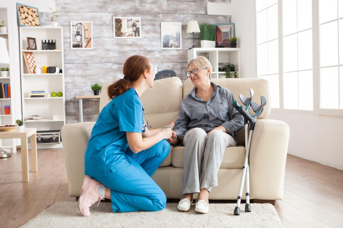 Home healthcare provider supporting senior mobility and daily care inside the home environment
