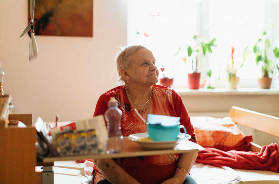 A senior enjoys mealtime in a setting supported by home health services in New Jersey.